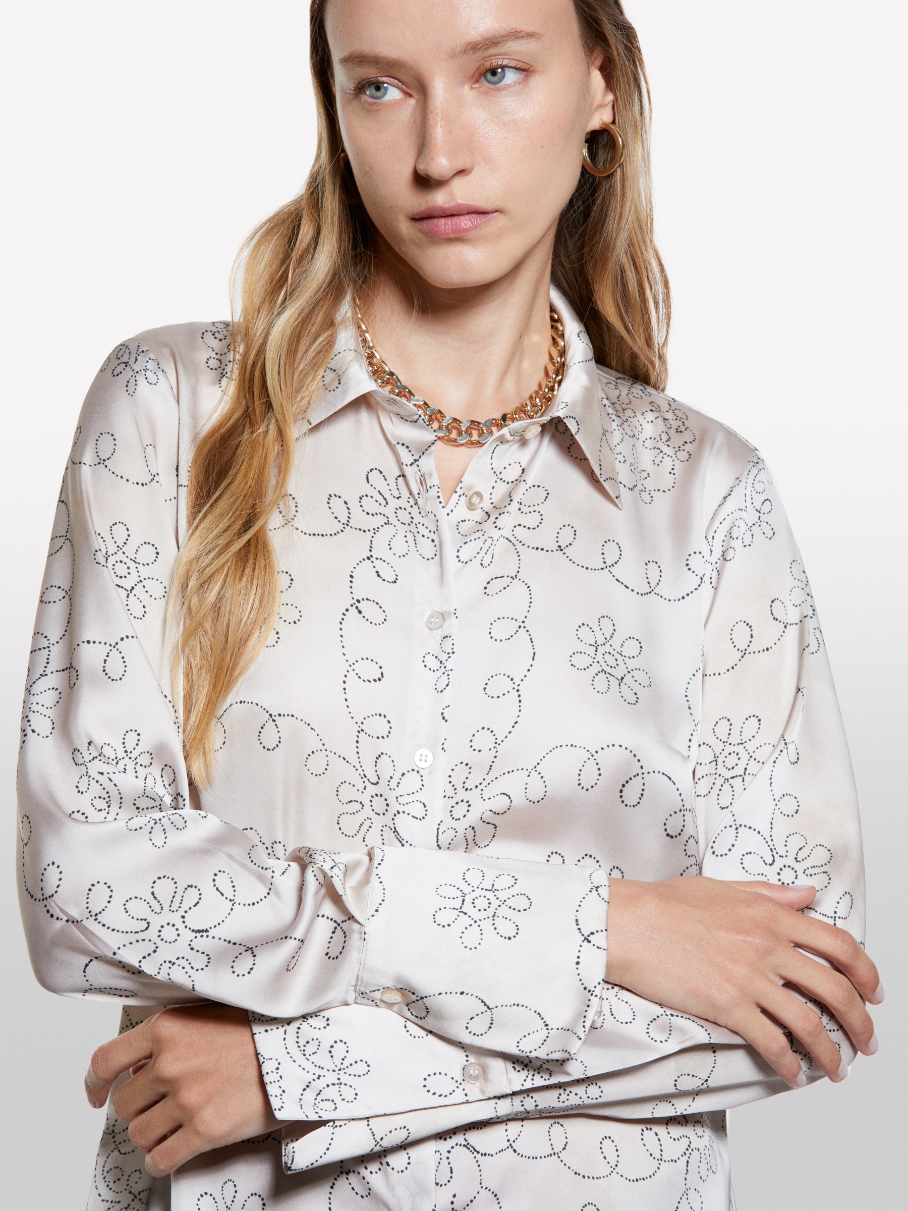 Camisa bege em cetim estampado - ucb_image_FY
