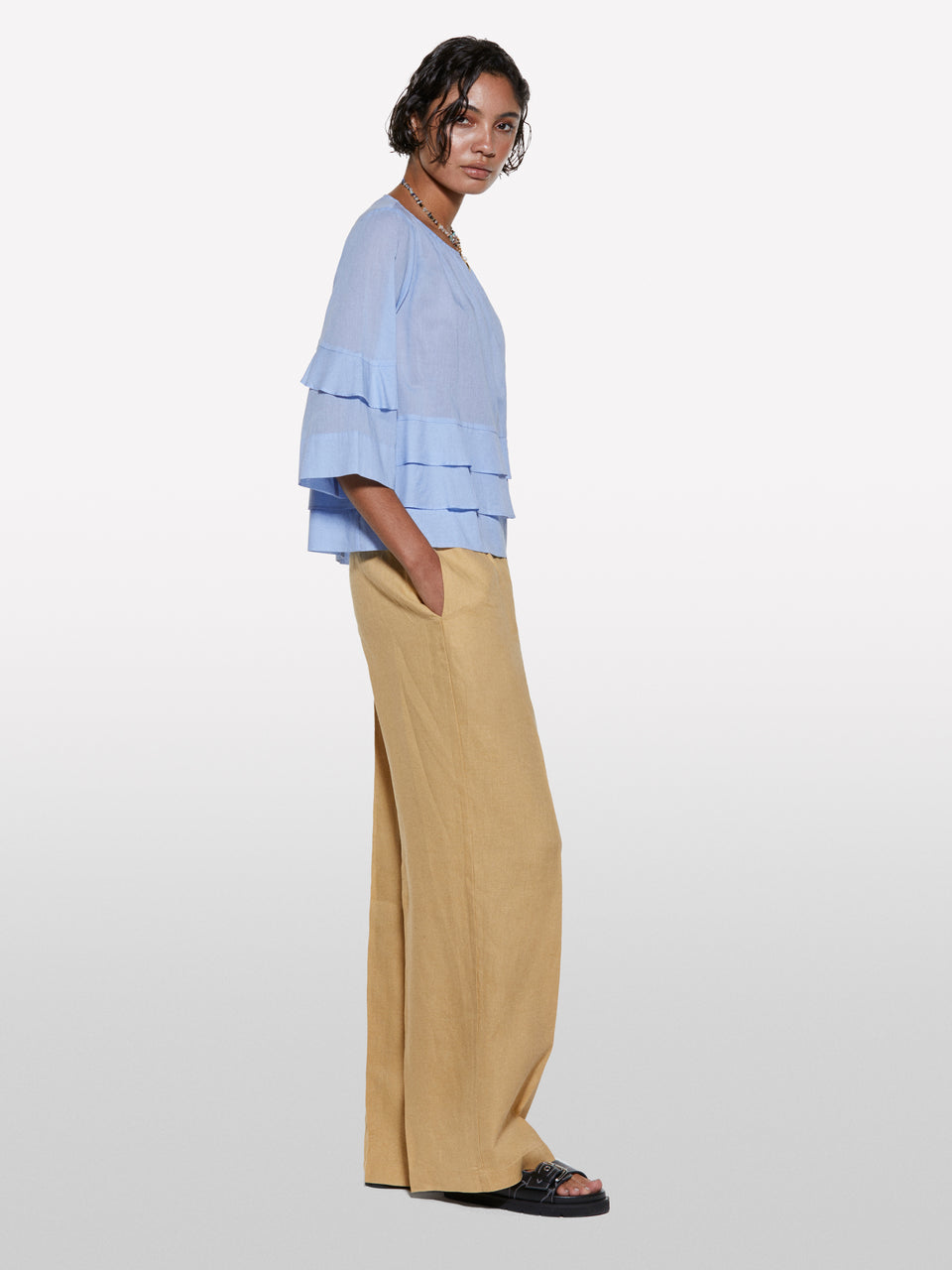 Blusa azul-claro com folhos - ucb_image_F