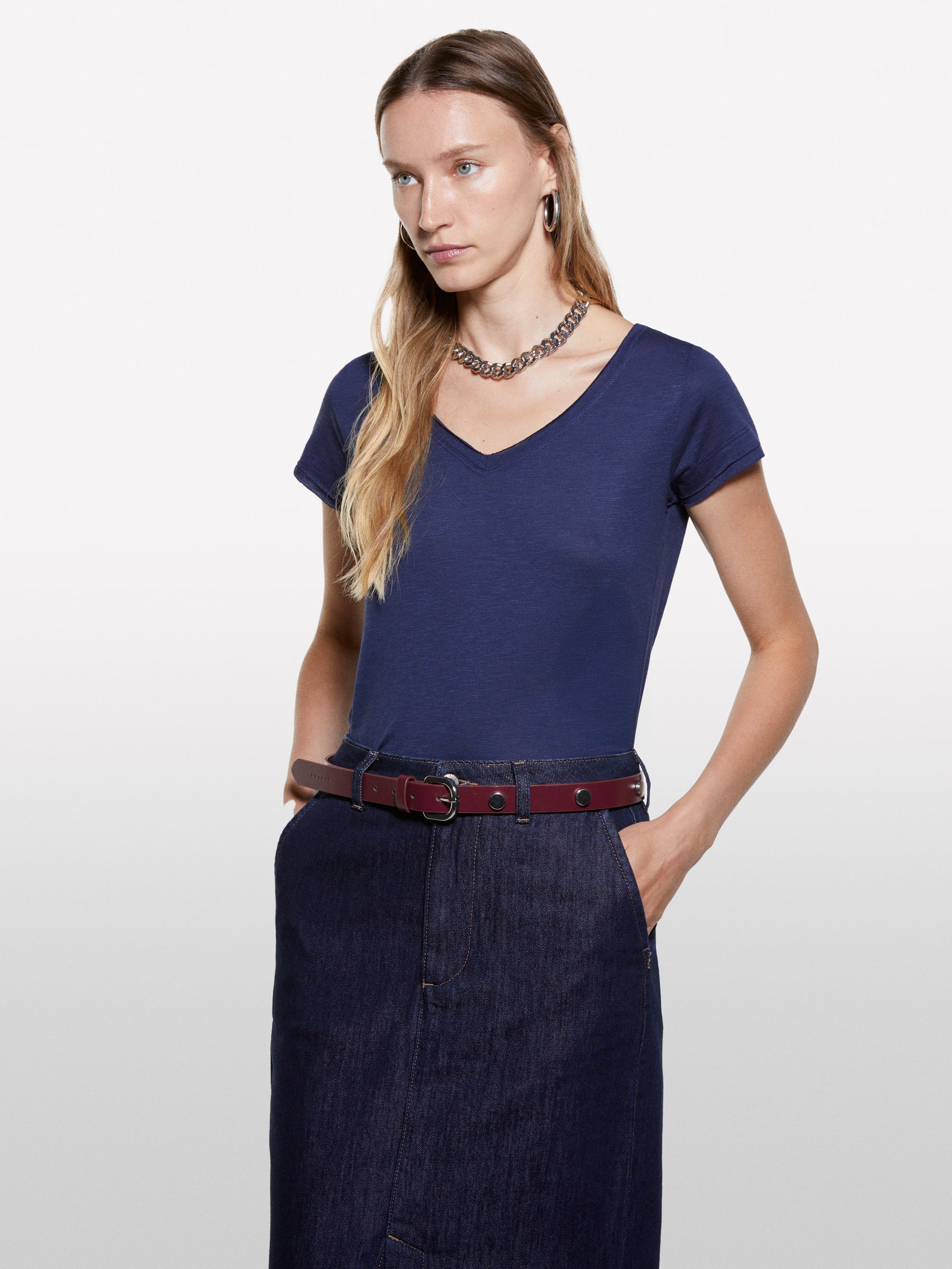 T-shirt decote em V azul-escuro - ucb_image_FY