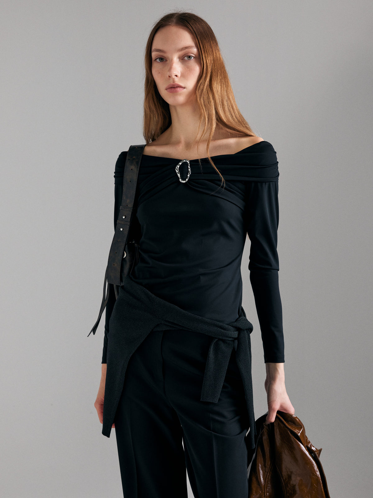 Off-the-shoulder t-shirt with sliver ring