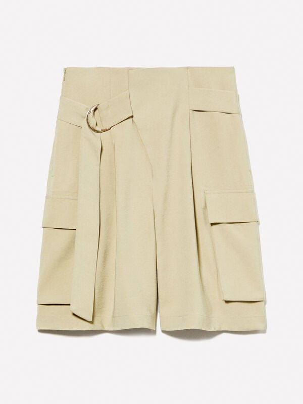 Militärgrüne Bermudashorts mit großen Taschen Militärgrüne Bermudashorts mit großen Taschen - shorts und kurze hosen für damen | Sisley