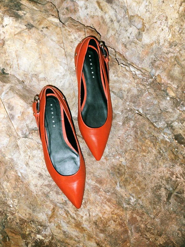 Rote Ballerina aus Leder mit Schnalle - flache damenschuhe | Sisley