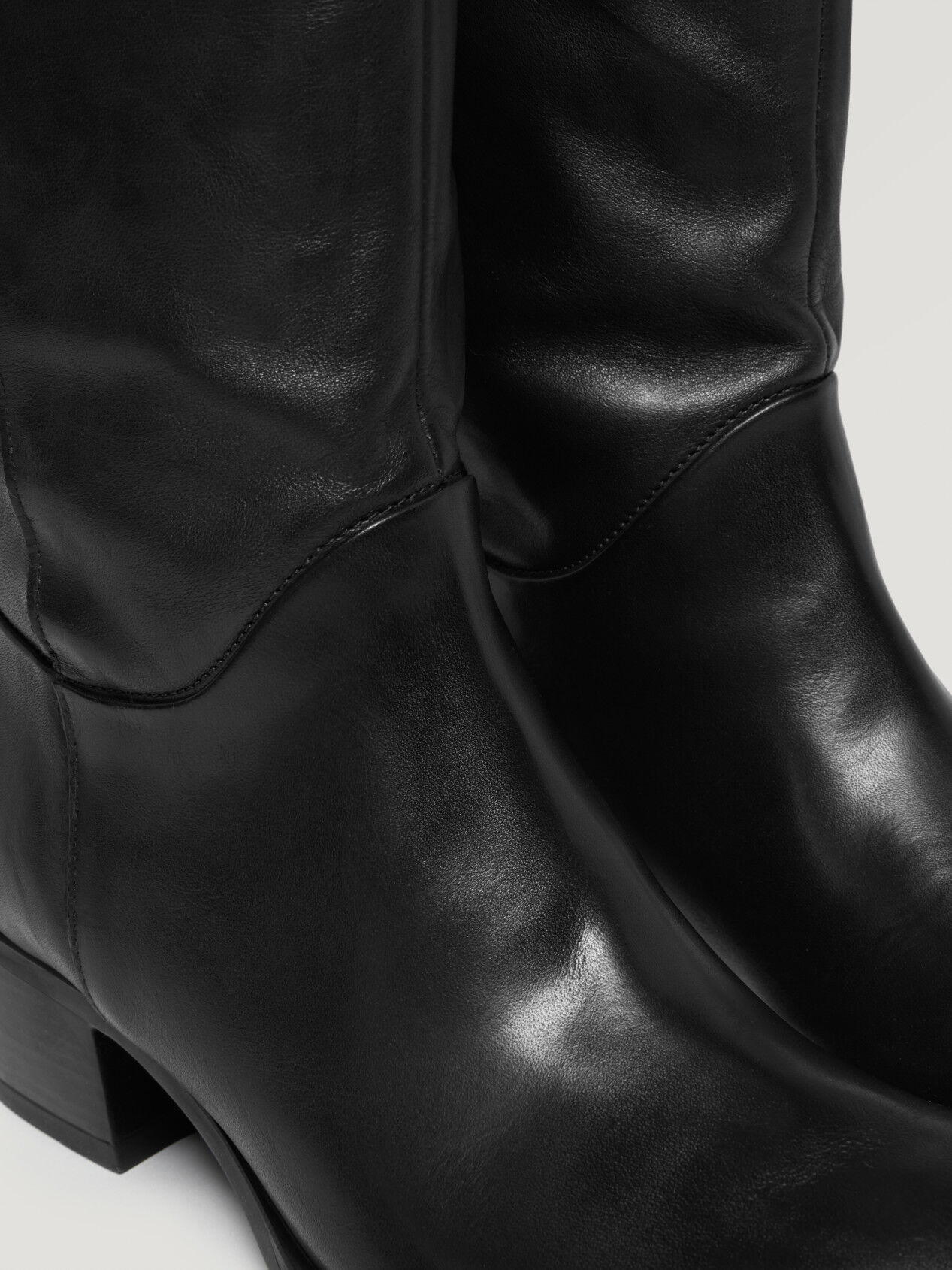 Flache Stiefel Aus Leder