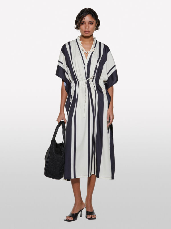 Langer bedruckter Kaftan mit hellem Hintergrund - midi kleider für damen | Sisley