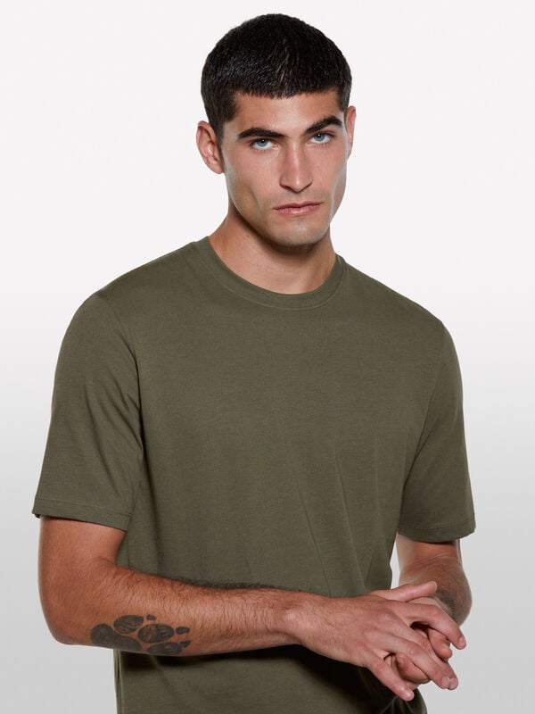 Kurzärmliges T-Shirt in Olivgrün mit normaler Passform Kurzärmliges T-Shirt in Olivgrün mit normaler Passform - kurzärmeliges t-shirt für herren | Sisley
