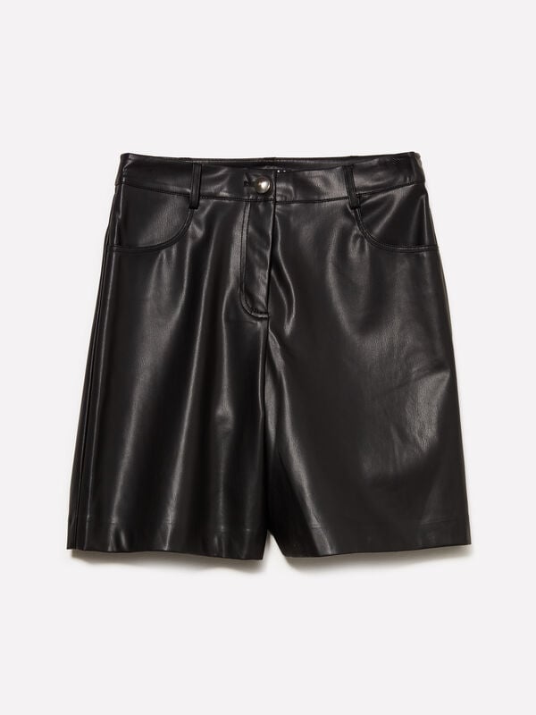 Schwarze Bermudashorts aus beschichtetem Stoff Schwarze Bermudashorts aus beschichtetem Stoff - shorts und kurze hosen für damen | Sisley