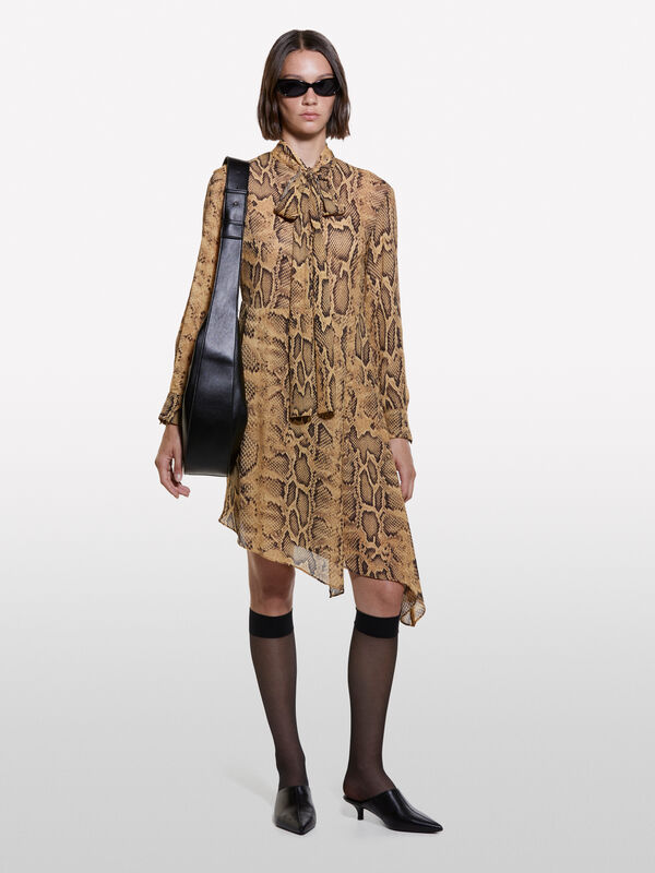 Asymmetrisch bedrucktes Chemisiere in Senfgelb - kurze kleider f&uuml;r damen | Sisley