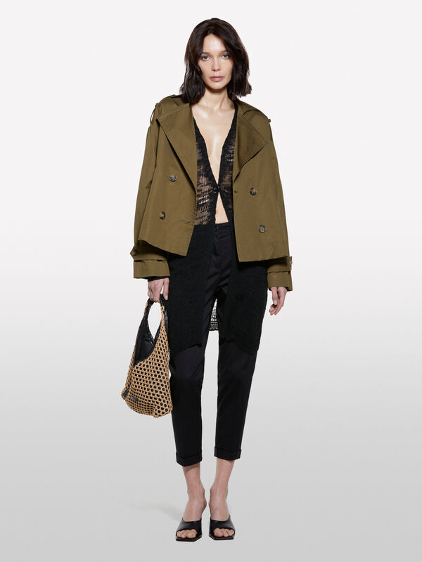 Kurzer Trenchcoat in Militärgrün Kurzer Trenchcoat in Militärgrün - trenchcoats und regenjacken für damen | Sisley