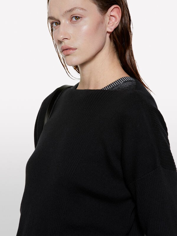 Schwarzer Pullover mit U-Boot-Ausschnitt Schwarzer Pullover mit U-Boot-Ausschnitt - rundhalspullover für damen | Sisley