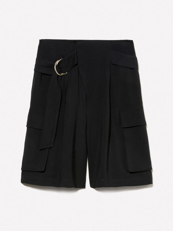 Schwarze Bermudashorts mit großen Taschen Schwarze Bermudashorts mit großen Taschen - shorts und kurze hosen für damen | Sisley