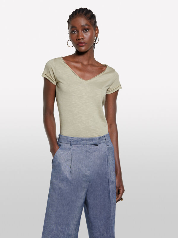 T-Shirt mit V-Ausschnitt in Militärgrün - kurzärmeliges t-shirt für damen | Sisley