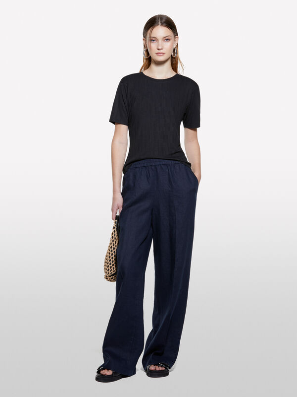Schwarzes Slim-Fit-T-Shirt Schwarzes Slim-Fit-T-Shirt - kurzärmeliges t-shirt für damen | Sisley