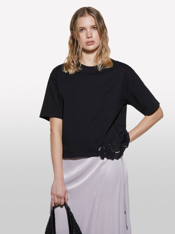 Schwarzes T-Shirt mit asymmetrischer Stickerei - kurzärmeliges t-shirt für damen | Sisley