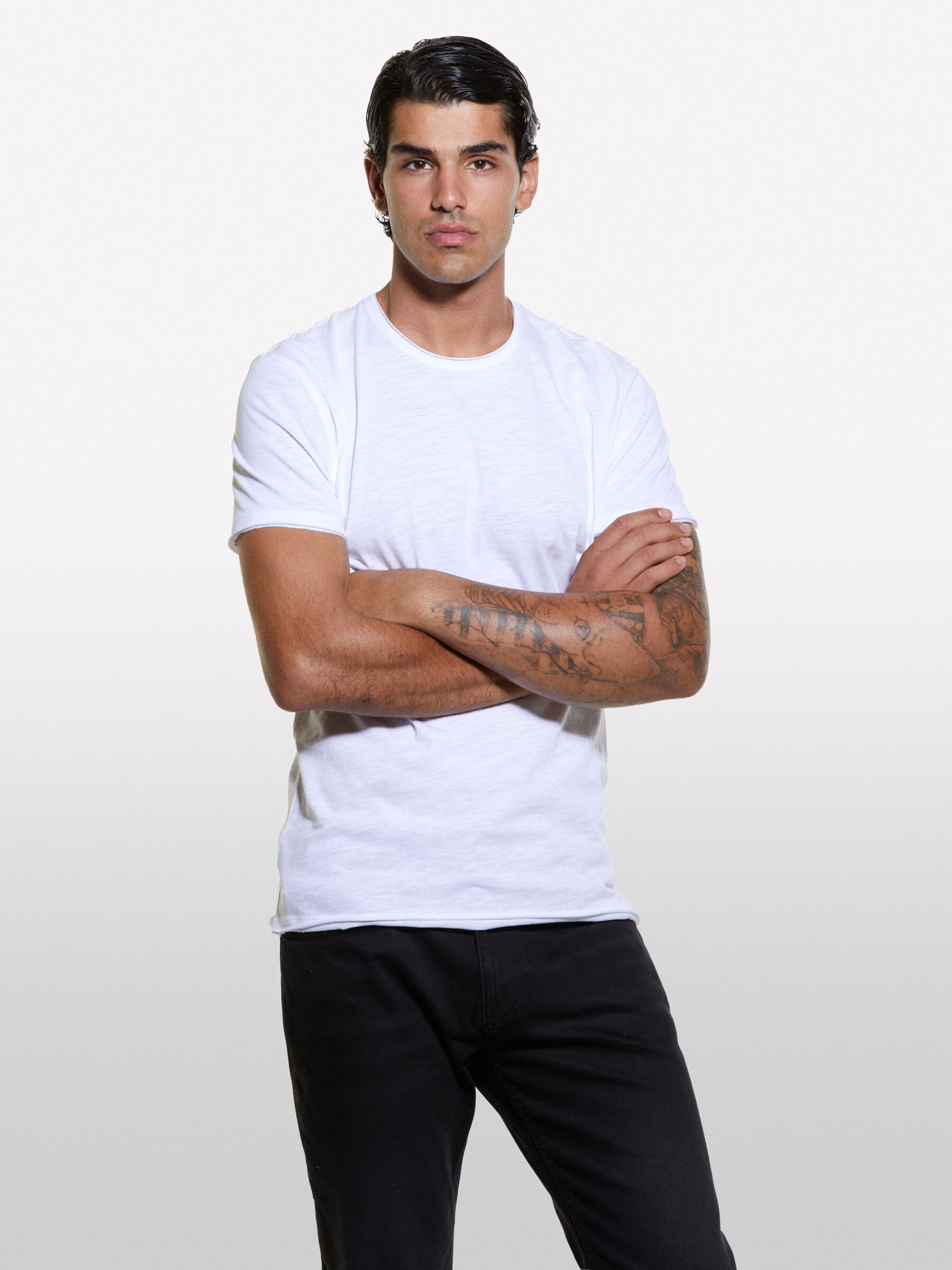 WeiBes T Shirt mit nicht gesaumten Rand