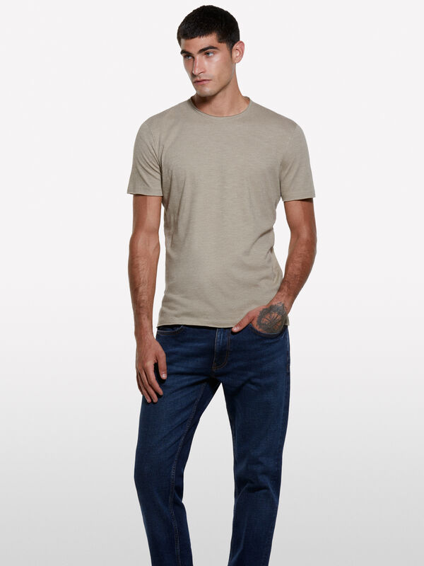 Slim-Fit-T-Shirt in Kamelfarbe mit kurzen Ärmeln Slim-Fit-T-Shirt in Kamelfarbe mit kurzen Ärmeln - kurzärmeliges t-shirt für herren | Sisley