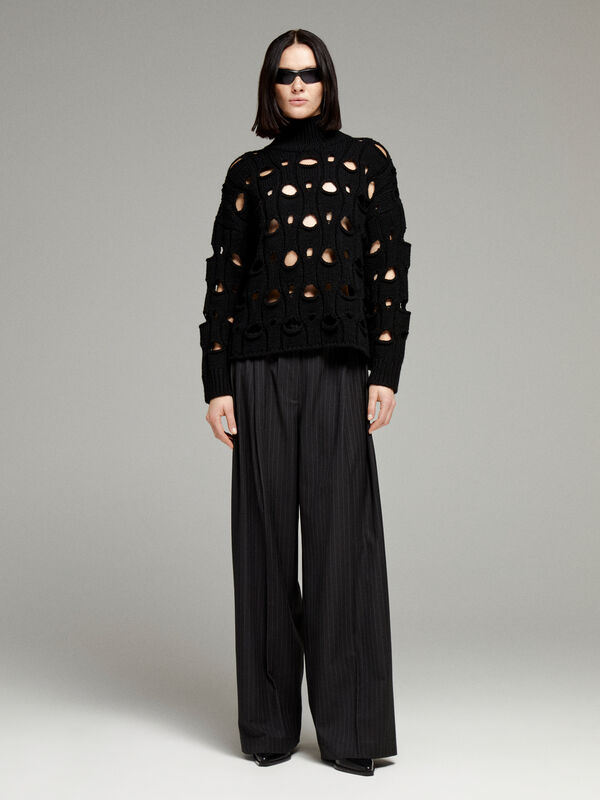 Schwarzer Pullover mit Lochmuster  - pullover hoher kragen für damen | Sisley