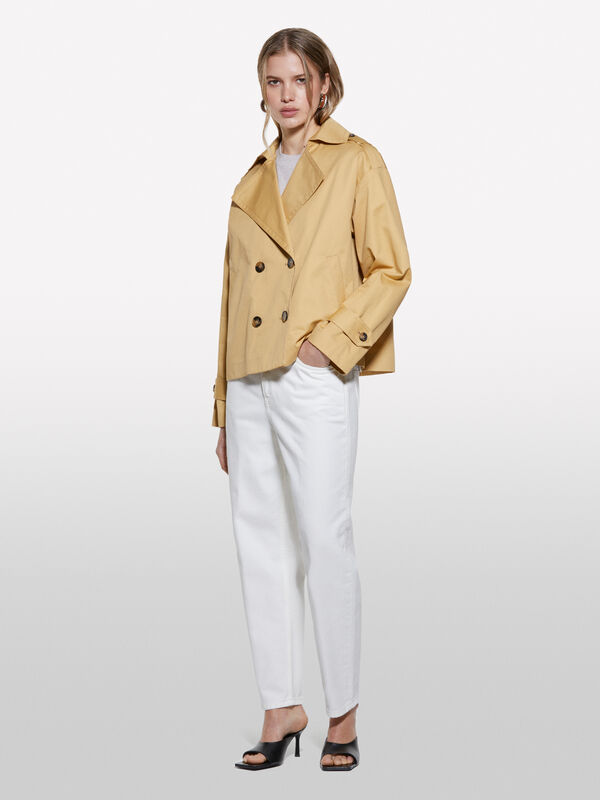 Kurzer senffarbener Trenchcoat Kurzer senffarbener Trenchcoat - trenchcoats und regenjacken für damen | Sisley