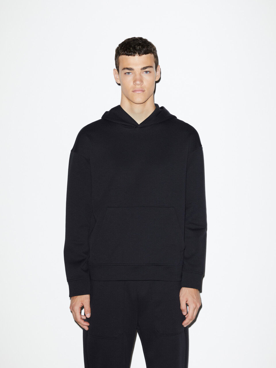 Geschlossenes Sweatshirt mit Kapuze