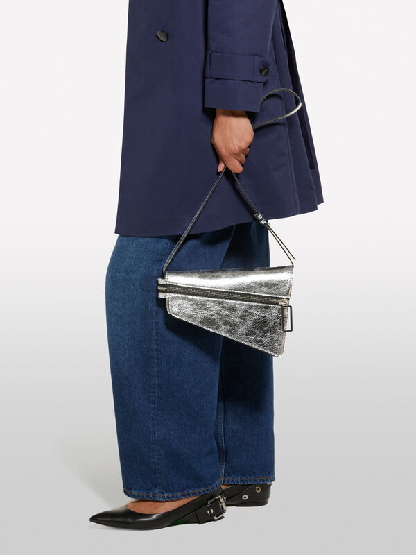 Asymmetrische Tasche in Silber mit Schulterriemen Asymmetrische Tasche in Silber mit Schulterriemen - schultertaschen und umhängetaschen für damen | Sisley