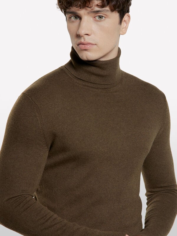 Brauner Pullover mit normaler Passform und hohem Kragen Brauner Pullover mit normaler Passform und hohem Kragen - pullover hoher kragen für herren | Sisley