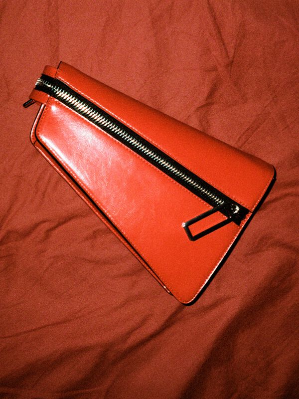 Asymmetrische Tasche in Rot mit Schulterriemen Asymmetrische Tasche in Rot mit Schulterriemen - schultertaschen und umhängetaschen für damen | Sisley