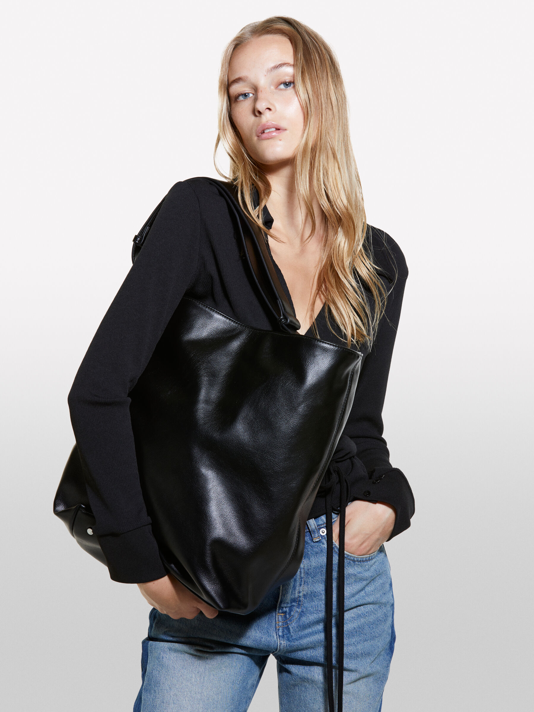 GroBe Schultertasche in Schwarz