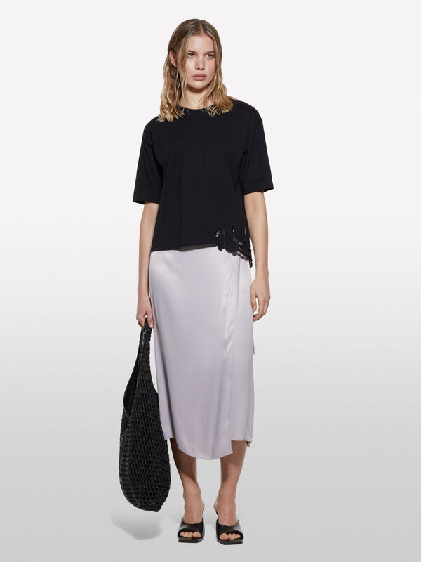 Schwarzes T-Shirt mit asymmetrischer Stickerei - kurz&auml;rmeliges t-shirt f&uuml;r damen | Sisley