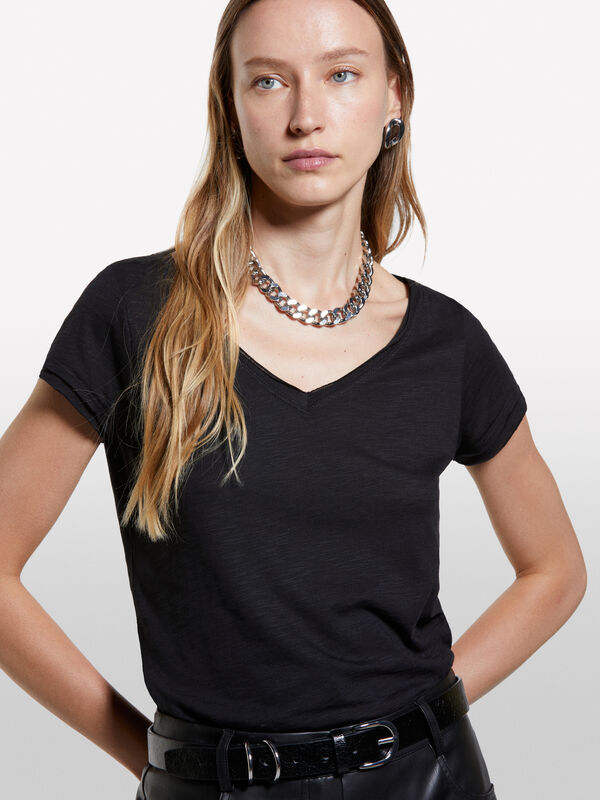 Schwarzes T-Shirt mit V-Ausschnitt Schwarzes T-Shirt mit V-Ausschnitt - kurzärmeliges t-shirt für damen | Sisley