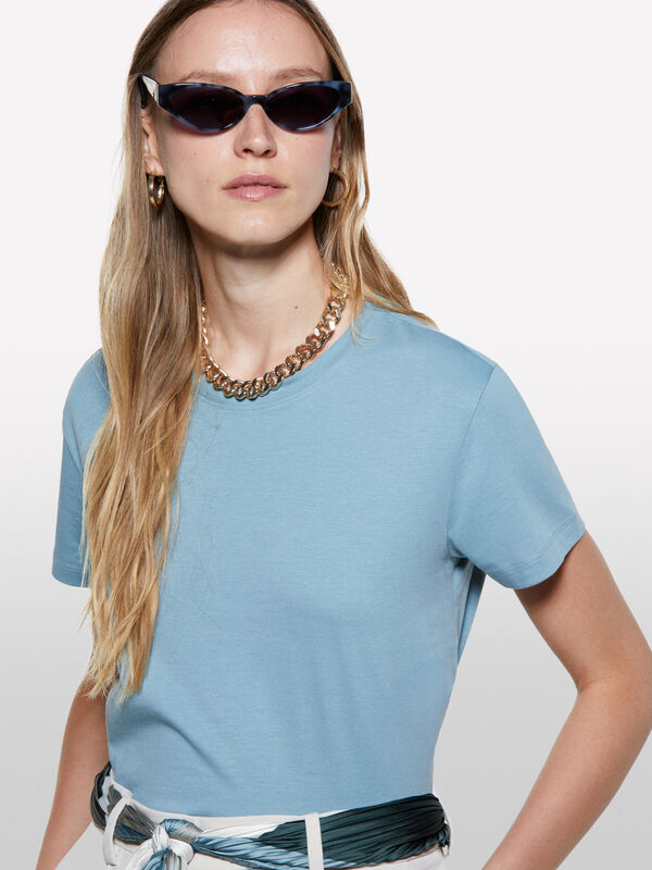 Puderblaues T-Shirt mit kastiger Passform - kurzärmeliges t-shirt für damen | Sisley