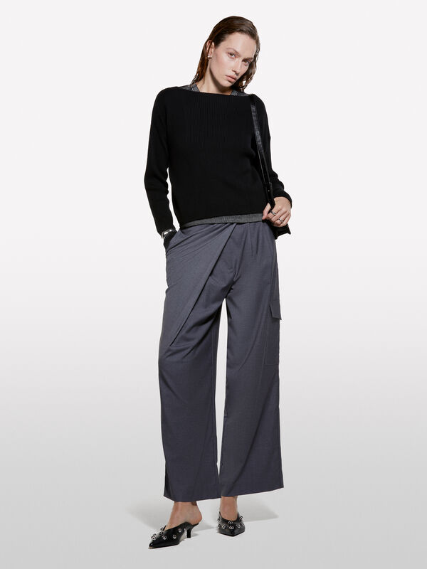 Schwarzer Pullover mit U-Boot-Ausschnitt Schwarzer Pullover mit U-Boot-Ausschnitt - rundhalspullover für damen | Sisley