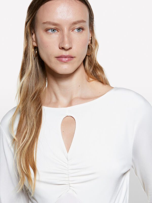 Cremeweißes T-Shirt mit gerafftem Detail - langärmeliges t-shirt für damen | Sisley