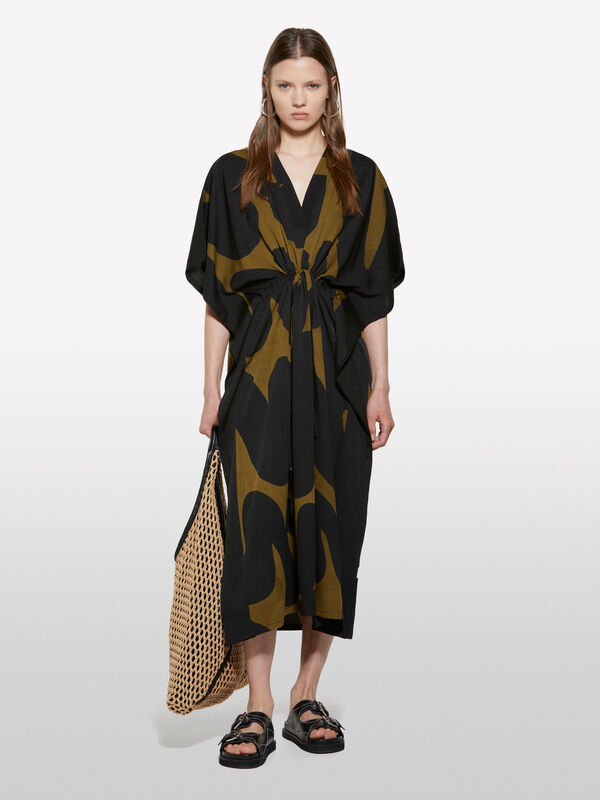 Langer bedruckter Kaftan mit dunklem Hintergrund - midi kleider für damen | Sisley