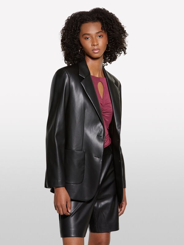 Schwarzer Blazer aus beschichtetem Stoff Schwarzer Blazer aus beschichtetem Stoff - blazer für damen | Sisley