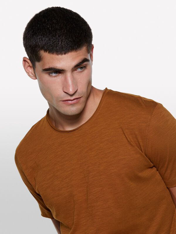 Slim-Fit-T-Shirt in Terrakotta mit kurzen Ärmeln - kurzärmeliges t-shirt für herren | Sisley