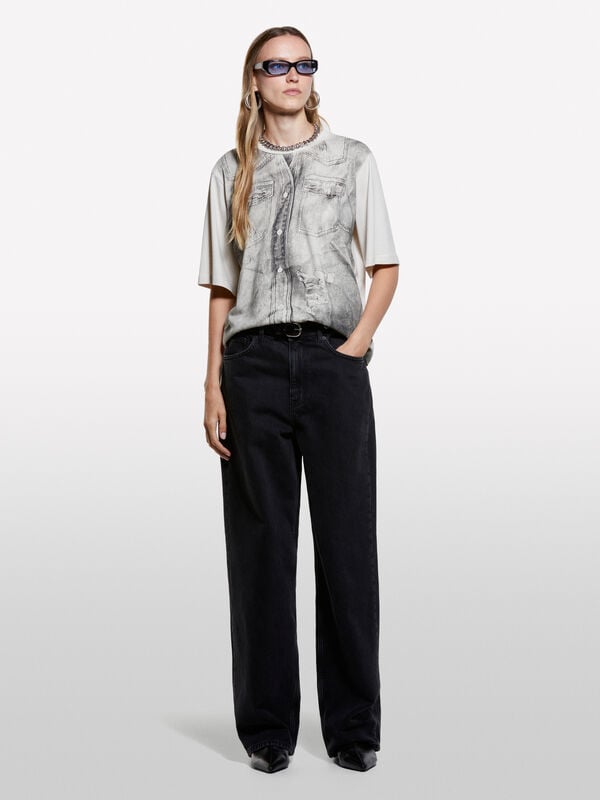 Taubengraues T-Shirt mit Denim-Effekt-Print Taubengraues T-Shirt mit Denim-Effekt-Print - kurzärmeliges t-shirt für damen | Sisley