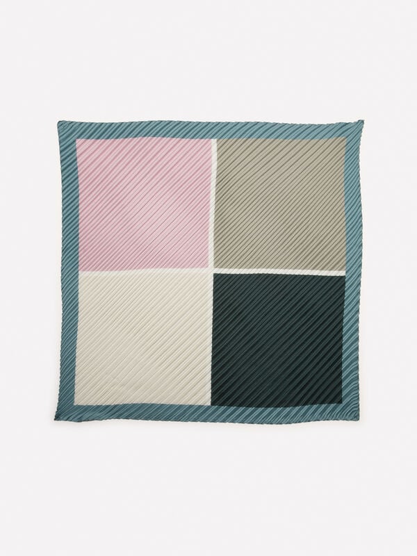 Mehrfarbiger Plisseeschal Mehrfarbiger Plisseeschal - schals und foulards für damen | Sisley